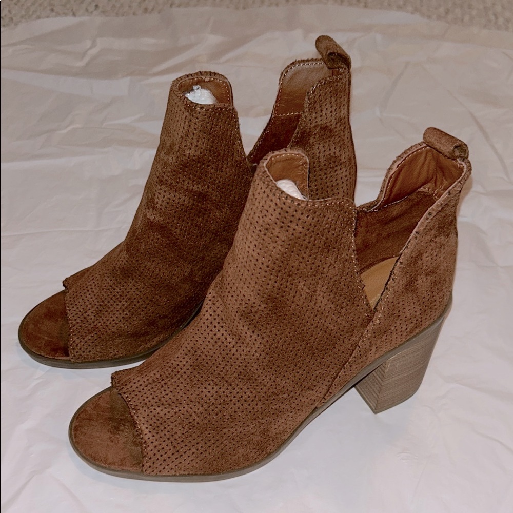 LIKE NEW Universal Thread Split Shaft Perforated Peep Toe Ankle Bootie 7.5